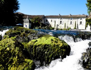 Le logis de La Cascade de Saintonge et la cascade.