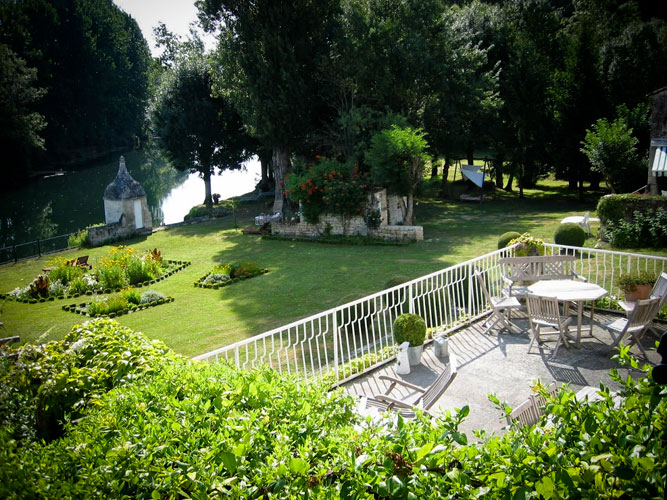 Vue sur le jardin et la terrasse des petits-déjeuners du logis de Saintonge