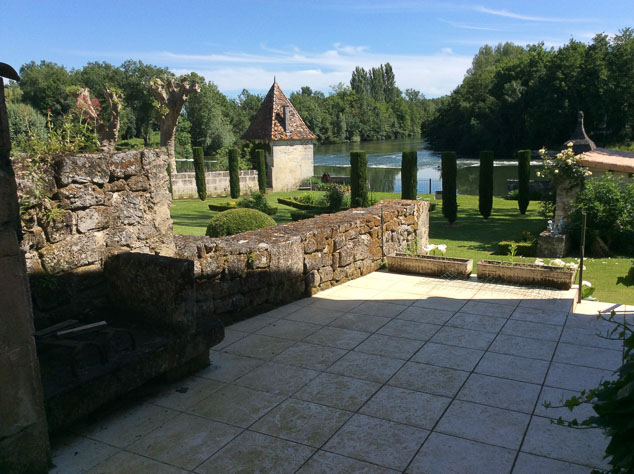 terrasse avec vue sur le jardin et la cascade de notre futur gîte terrasse avec vue sur le jardin et la cascade de notre futur gîte